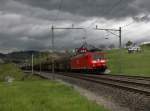Die 185 113 mit einem Schiebewandwagenzug am 24.04.2012 unterwegs bei Immensee.
