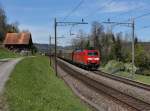 Die 185 137 mit einem Schiebewandwagenzug am 26.04.2012 unterwegs bei Immensee.