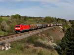 Die 185 050 mit einem Gterzug am 27.04.2012 unterwegs bei Laaber.