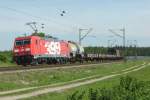 185 399-3 (DB Schenker und Bombardier) ist mit einem gemischten Gterzug am 08.05.2012 bei Waghusel