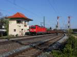 Die 185 361 mit einem Güterzug am 27.04.2012 bei der Durchfahrt in Hirscheid.