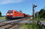 Die 185 010-6 war am 29.05.2012 mit einem Gterzug von Emden nach Osnabrck unterwegs, hier sdlich von Leer.