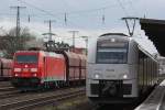 185 362 Fama 7.4.12 bei der Durchfahrt durch Kln-West.Rechts steht MRB 460 017 abfahrbereit.