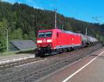185 155 mit einem gemischten Güterzug am 20.05.2012 in Förtschendorf.
