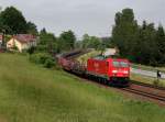 Die 185 294 mit einem Stahlzug am 07.06.2012 unterwegs bei Pleinting.