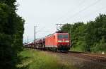 185 147-6 fuhr am 29.06.2012 mit einem Gterzug von Osnabrck nach Emden, hier kurz vor Leer.