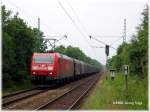 185 183 mit einigen Shimms-Wagen kurz vor tisheim. Der Zug fhrt Richtung Kornwestheim. 16.6.06