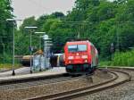 185 385-2 zieht am 03.07.2012 einen Kesselzug auf der KBS 480 aus Aachen West kommend durch den Bahnhof Eschweiler.