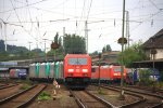 185 351-4 DB steht mit einer Reihe 28er in Aachen-West am Abend des 17.7.2012.