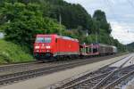 185 396 mit einem kurzen Gterzug am 14.07.2012 bei der Durchfahrt in Wernstein am Inn.