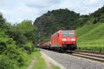 185 015-5 mit einem gemischten Gterzug am 23.06.2012 in Leutesdorf