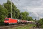 185 366 am 9.5.12 mit einem Kesselzug bei der Durchfahrt durch Ratingen-Lintorf.