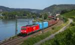 185-306 im Rheintal bei Lorch.Interessant der Wagen hinter der Lok.Fotografiert am 3.8.2012.