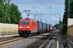 185 365-4 mit einem KLV-Sattelauflieger bei der Durchfahrt in Snching, 07.08.2012