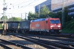 185 218-5 von Railion kommt aus Richtung Kln mit einem LKW-Ambrogio-Zug aus Gallarate(I) nach Muizen(B) und fhrt in Aachen-West ein bei Sommerwetter am 18.8.2012.