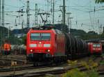 Mit einem langen Kesselzug am Haken verlt 185 185-6 am 28.08.2012 Aachen West Richtung Kln.
