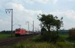 185 220-1 fuhr am 29.08.2012 mit einem Gterzug von Osnabrck nach Emden, hier bei Veenhusen.