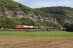 Eine 185 mit einem Gterzug am 29.08.2012 bei Karlstadt.