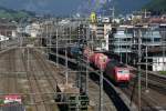 Ein langer Gterzug, gezogen von 185 117-9, fhrt in den Bahnhof Erstfeld ein, 1.10.2011. Auch als Video: http://www.bahnvideos.eu/video/Schweiz~Wagen~Guterwagen/18241/einfahrt-eines-langen-gueterzuges-in-den.html