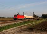 Die 185 371 mit einem Gterzug am 10.10.2012 unterwegs bei Langenisarhofen.