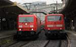 DB 185 245-8 Railion & rechts DB 111 157-4 mit RE4 in Wuppertal Hbf, Oktober 2012.
