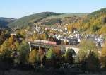 Eine 185er zieht am 19. Oktober 2012 einen Gterzug ber das Trogenbachviadukt in Ludwigsstadt.