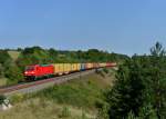 185 353 mit einem Containerzug am 23.08.2012 unterwegs bei Laaber.