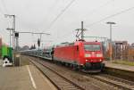 Mit einem Ford-Autozug ist die 185 171-6 bei der Durchfahrt des Rheydter Hbf am 24.11.2012