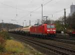 Die 185 040 mit einem Kesselzug am 24.11.2012 bei der Durchfahrt in Kln West.