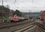 185 081-7 verlsst am 28. November 2012 mit einem Kesselwagenzug den Kronacher Bahnhof.