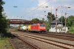 185 025-4 mit einem Containerzug in Dsseldorf-Rath am 09.08.2012