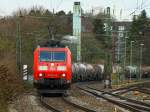 185 114-6 zieht am 15.12.2012 auf dem Weg von Aachen West Richtung Köln einen langen Kesselzug durch das Gleisvorfeld vom Aachener Hbf.