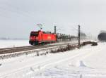 Die 185 209 mit einem Autozug am 12.12.2012 unterwegs bei Langenisarhofen.