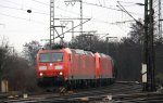 185 153-4 und 185 126-0 beide von der DB kommen durch Köln-Gremberg mit einem sehr langen Ölzug aus Aachen-West und fahren nach Basel(CH) und fahren in Richtung Koblenz bei Regenwolken am 21.12.2012.