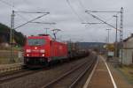 185 242 durchfhrt am 31.12.2012 mit einem gemischten Gterzug den Bahnhof Neuses bei Kronach.