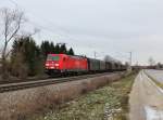 Die 185 205 mit einem Sthalzug am 12.01.2013 unterwegs bei Langenisarhofen.