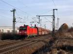 Die 185 341 mit einem Erzzug am 12.03.2011 bei der Durchfahrt in Obertraubling.