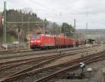 185 144-3 zieht am 31. Januar 2013 einen gemischten Gterzug durch Kronach in Richtung Lichtenfels.