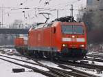 Mit einem nur teilweise beladenen Containerzug am Haken kommt 185 119-5 am 23.01.2013 in Aachen West an.