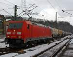 Die 185 377-9 der DB Schenker Rail zieht am 09.02.2013 einen Kesselwagenzug durch den Bahnhof Betzdorf Sieg in Richtung Siegen.