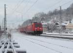 185 261-5 zieht am 09. Februar 2013 einen gemischten Gterzug durch Kronach in Richtung Saalfeld.