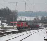 185 261-5 zieht am 13. Februar 2013 die 155 055-7 und einen gemischten Gterzug durch Kronach.