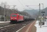 185 214-4 zieht am 15. Februar 2013 einen Kesselwagenzug durch Unterloquitz.