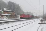 185 394-4 zieht am 16. Februar 2013 die 232 252-7 und einen gemischten Gterzug am 16. Februar 2013 durch Kronach.