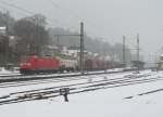 185 166-6 verlsst am 16. Februar 2013 mit einem kurzen gemischten Gterzug den Bahnhof Kronach.