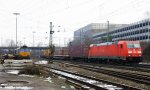 185 384-5 DB kommt aus Richtung Kln,Aachen-Hbf mit einem Langen Containerzug aus Gallarate(I) nach Zeebrugge(B) und fhrt in Aachen-West ein,  und auf dem   Abstellgleis steht eine Class 66 DE6309 von DLC Railways bei Sonne und Wolken im Mix am 2.3.2013.