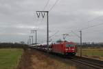 185 385-2 fuhr am 02.03.2013 mit einem Autozug von Osnabrück nach Emden, hier bei Veenhusen.