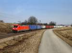Die 185 367 mit einem Containerzug am 05.03.2011 unterwegs bei Plling.