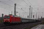 185 058 mit drei Militrwagen und einem gemischten Gz am 6.10.12 in Duisburg-Bissingheim.