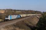 185 673 mit einem Cerealienzug und im Schlepp einen MWB Taurus auf der groen Sttzmauer in Laaber.(8.3.13)